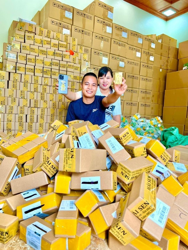 Trong các video được đăng tải, gia đình Hải Sen khiến bất cứ ai kinh doanh online đều ngưỡng mộ khi khoe đơn hàng ngập nhà, chật kín cầu thang. Ảnh: Phunuonline