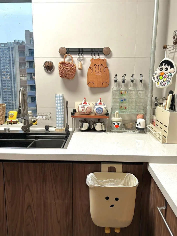 Theo các chuyên gia, chỉ cần một chiếc thùng rác treo cửa tủ hoặc thùng dạng kéo có nắp, hoặc thùng nhỏ bên cạnh khu vực sơ chế là đủ. Ảnh: Toutiao