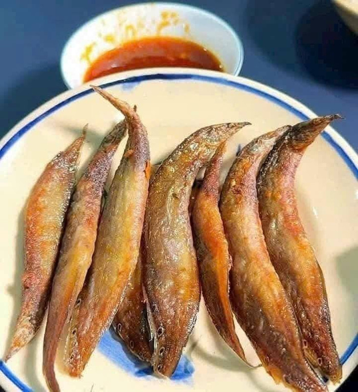 Độc đáo nhất là chạch một nắng chiên giòn chấm mắm me. Vị chua cay mặn ngọt của nước chấm khiến món cá chạch thêm đậm đà. Ảnh: Facebook