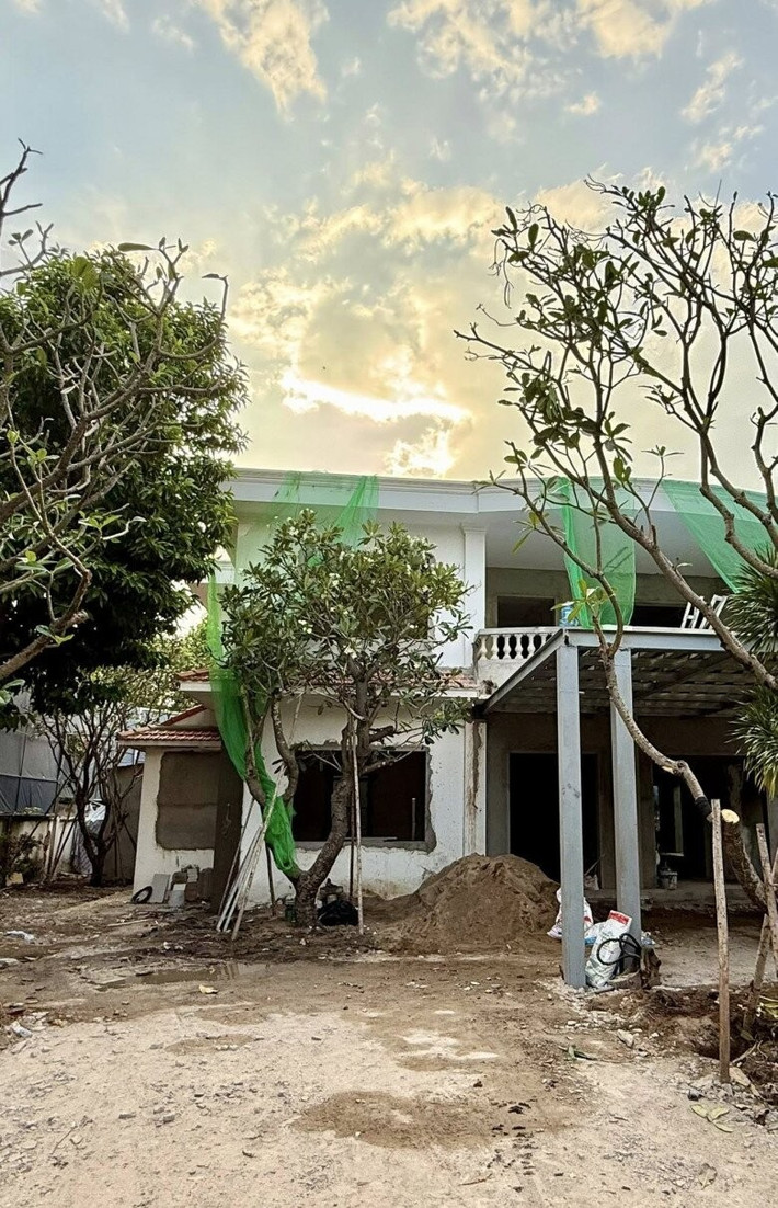 Khu vực sân trước được san lấp, trồng cây, chuẩn bị hoàn thiện. Ảnh: FB Do Manh Cuong