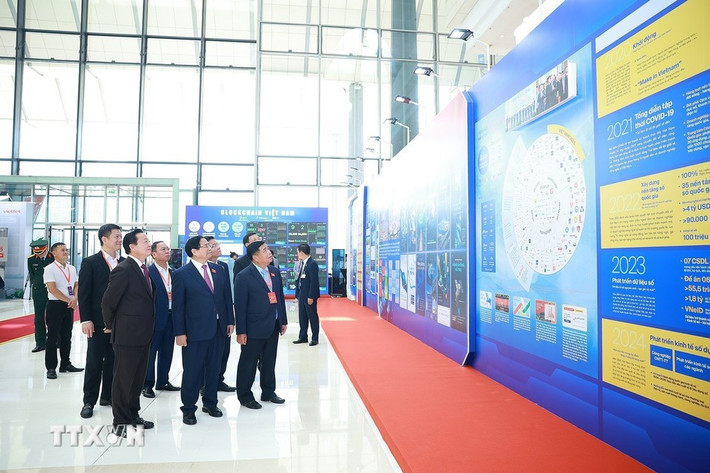Thủ tướng Phạm Minh Chính và các đại biểu tham quan trưng bày thành tựu phát triển khoa học, công nghệ và đổi mới sáng tạo. Ảnh: Dương Giang/TTXVN