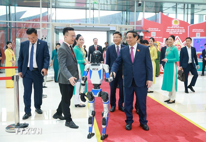 Thủ tướng Phạm Minh Chính và các đại biểu tham quan trưng bày thành tựu phát triển khoa học, công nghệ. Ảnh: Dương Giang/TTXVN