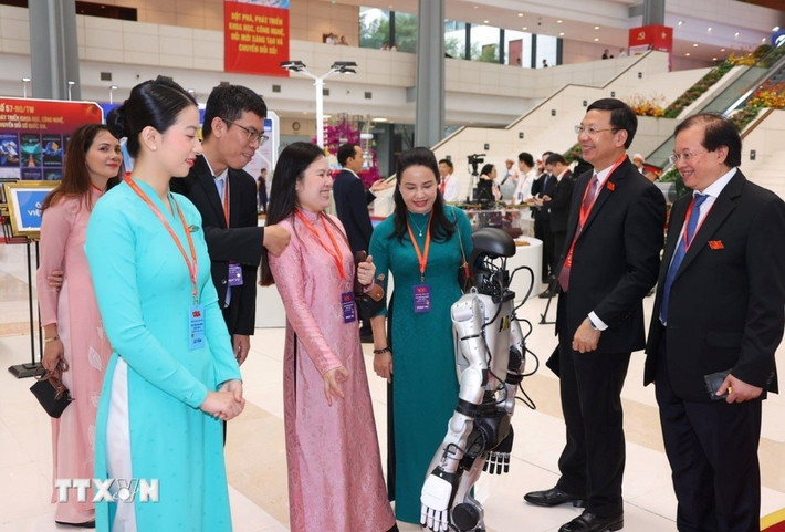 Các đại biểu trải nghiệm các sản phẩm công nghệ cao bên lề Đại hội. Ảnh: Văn Điệp/TTXVN