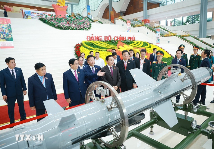 Thủ tướng Phạm Minh Chính và các đại biểu tham quan trưng bày thành tựu phát triển khoa học, công nghệ và đổi mới sáng tạo. Ảnh: Dương Giang/TTXVN