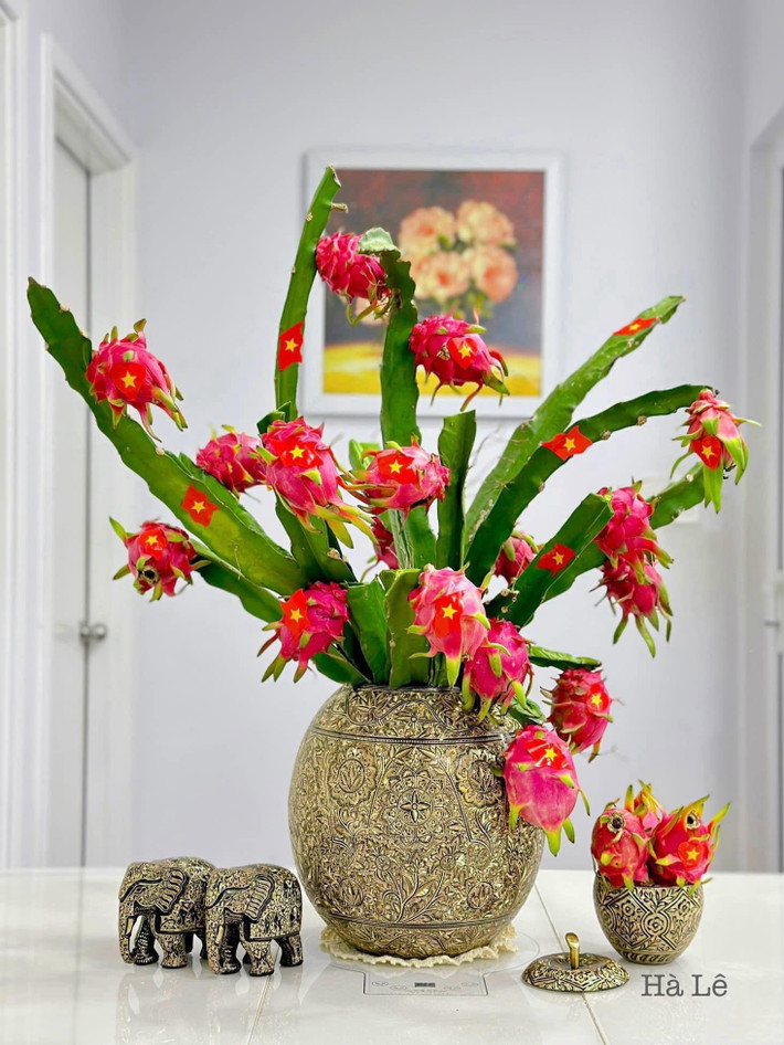Mỗi set cành thanh long 5 quả giá 160.000 đồng, set 10 - 12 quả giá 300.00 đồng. Ảnh: Hà Lê