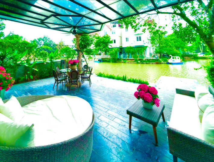 Khoảng sân thư giãn, ngắm hồ nước lý tưởng trong biệt thự của Lã Thanh Huyền. Ảnh: FB Lã Thanh Huyền >>> Mời độc giả xem video: Nhà 25m2 - cơ hội cho nhiều người. Nguồn: VTV24