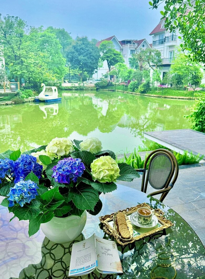 Mỗi góc sân, hiên nhà hay lối vào đều điểm xuyết những cụm cẩm tú cầu rực rỡ. Ảnh: FB Lã Thanh Huyền