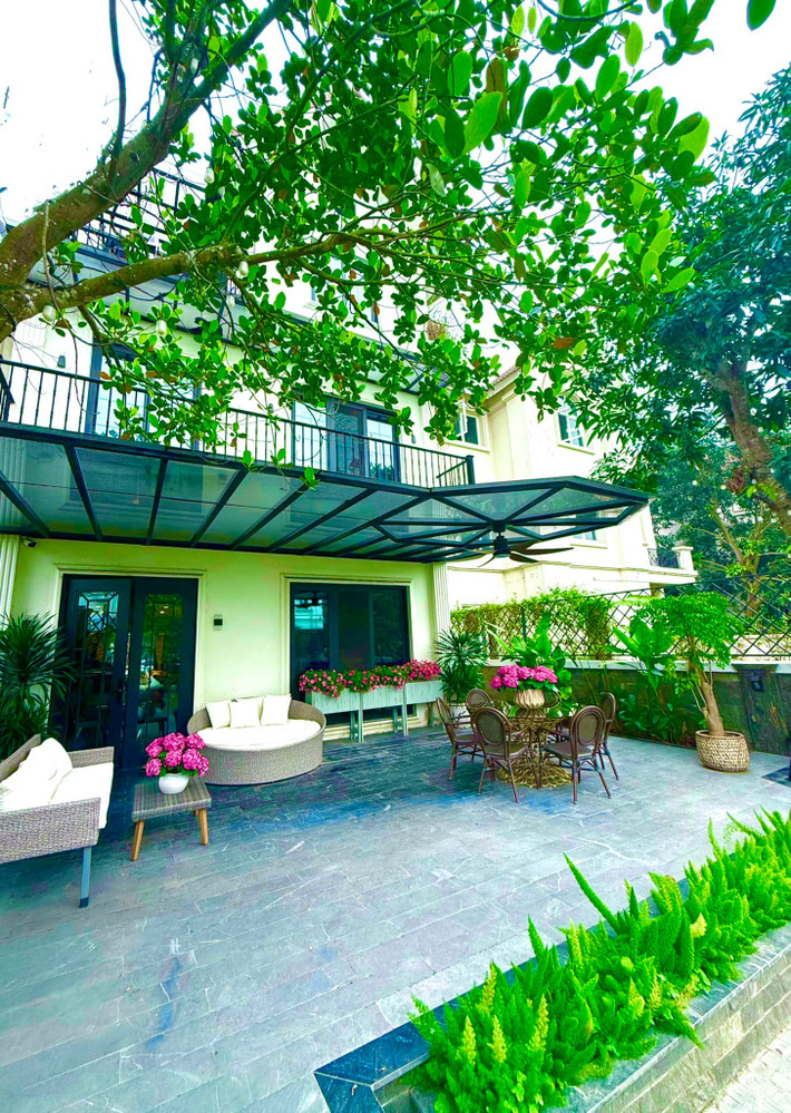 Căn biệt thự hàng chục tỷ của nữ diễn viên tại Hà Nội giống như một thiên đường xanh mát, mỗi góc vườn đều được chăm chút tỉ mỉ. Ảnh: FB Lã Thanh Huyền