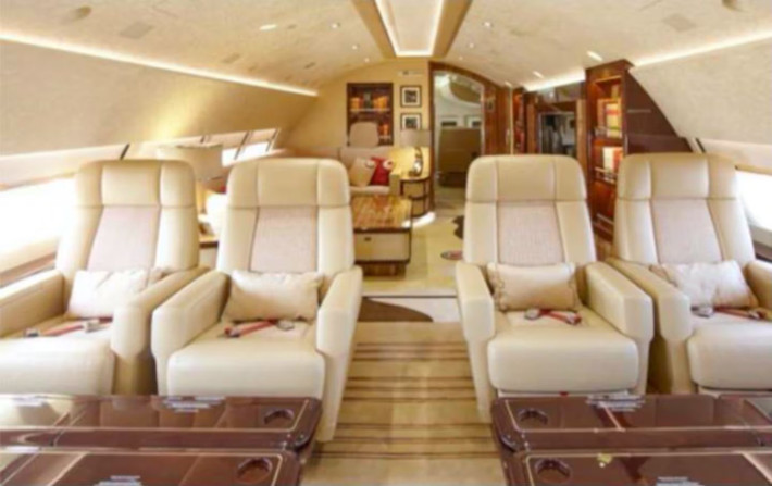 Theo Thedailybeast, chiếc máy bay trị giá 400 triệu USD này có ít nhất 3 phòng chờ, 2 phòng ngủ, 9 phòng tắm, 5 phòng bếp, một văn phòng riêng và đủ chỗ ngồi hạng thương gia để phục vụ hàng chục khách. Ảnh: AMAC