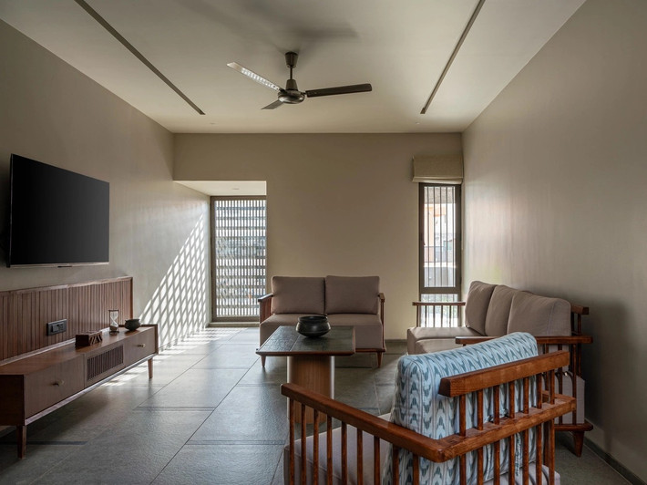 Phòng khách ưu tiên khoảng trống và sự thông thoáng để tăng cảm giác rộng rãi. Ảnh: Archdaily
