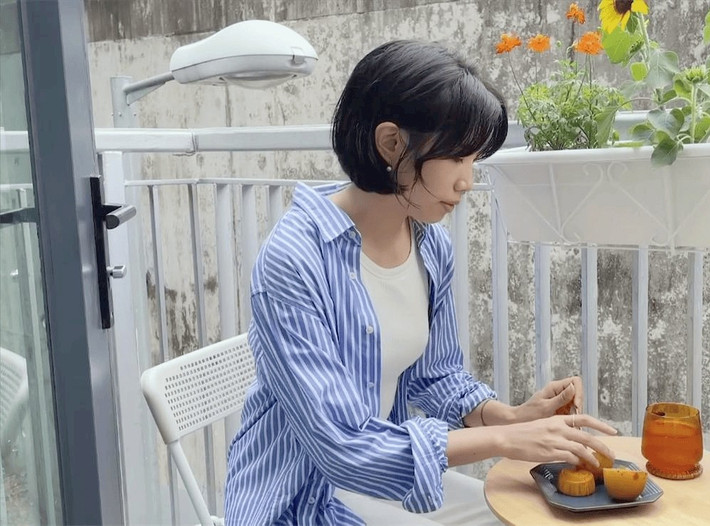 Bên ngoài cửa sổ phòng ngủ có ban công nhỏ thoáng đãng. Ảnh: Sohu