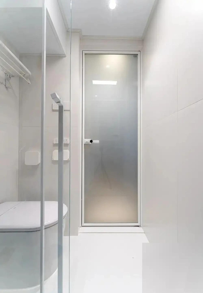 Cửa kính mờ trong phòng tắm đảm bảo sự riêng tư đồng thời tăng cảm giác trong suốt. Ảnh: QQ