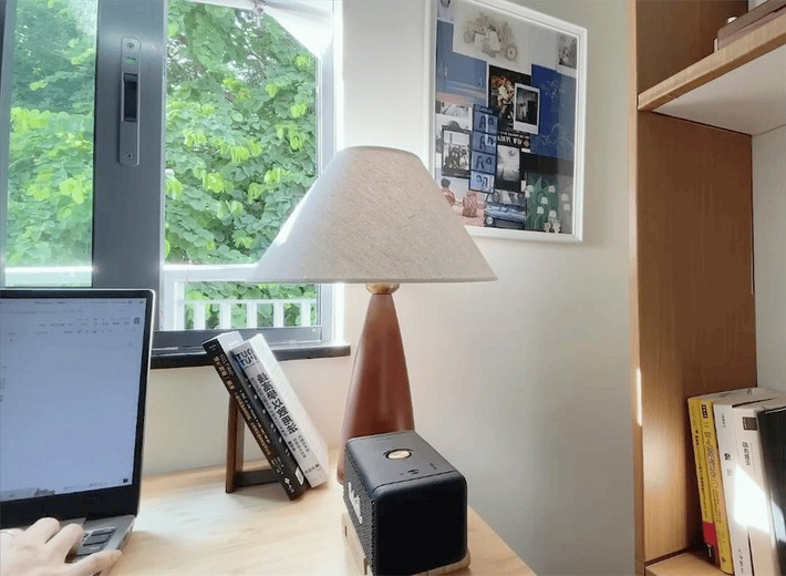 Bàn làm việc nhỏ ở cuối giường, gần cửa sổ để lấy ánh sáng. Ảnh: Sohu