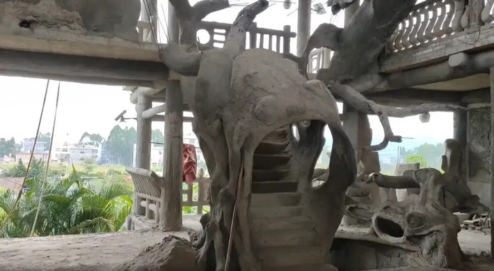 Cầu thang nối tầng hai và tầng ba được thiết kế như một lỗ rỗng bằng bê tông đục từ một cây cổ thụ. Ảnh: Sohu