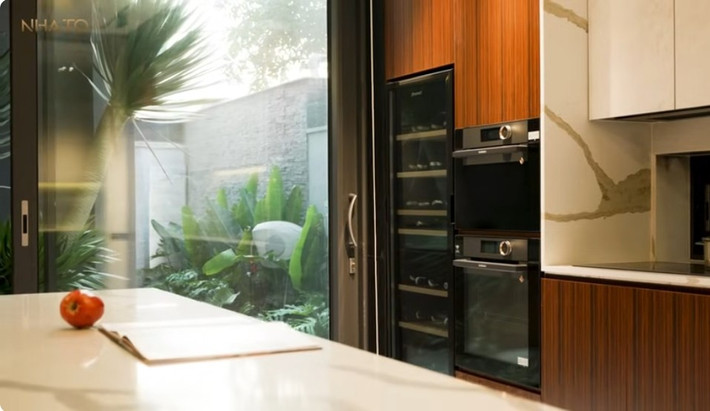 Từ phòng bếp cũng có thể nhìn thấy các mảng xanh đẹp mắt chẳng kém resort. Ảnh chụp màn hình NhaTo