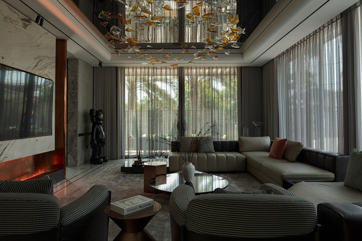 Bên trong villa được thiết kế theo phong cách hiện đại. Nội thất mang nhiều màu sắc khác nhau. Ảnh chụp màn hình NhaTo