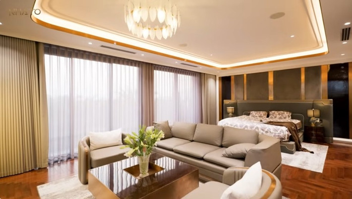 Phòng ngủ master sang trọng không khách phòng Tổng thống trong khách sạn cao cấp. Ảnh chụp màn hình NhaTo