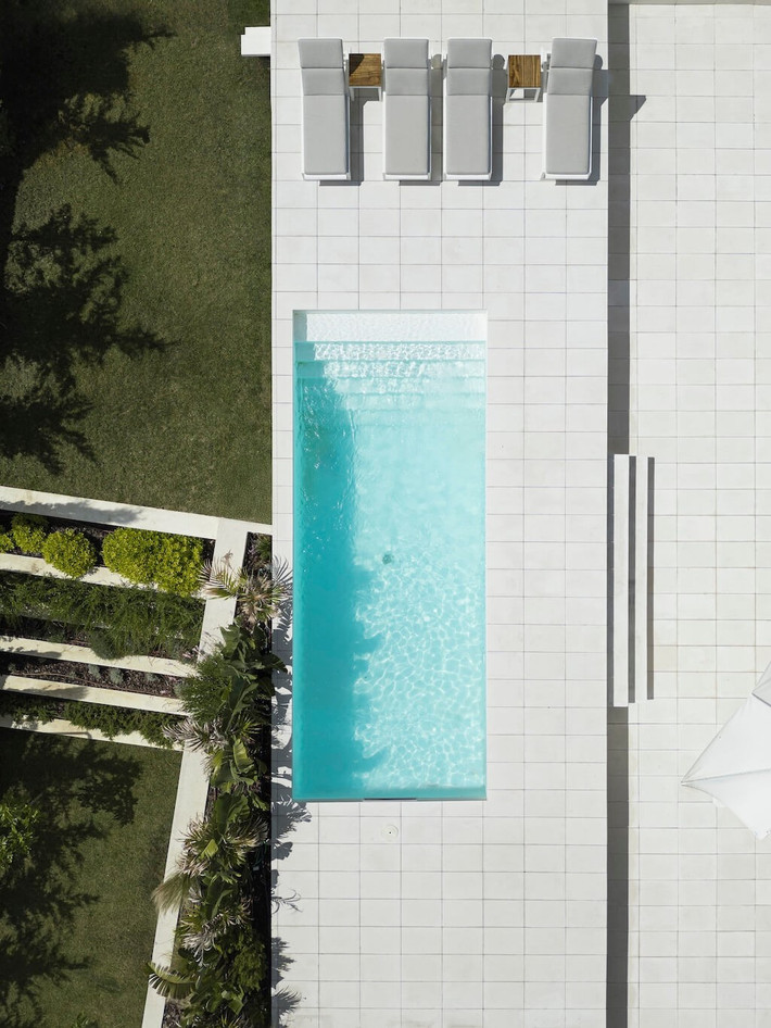 Hồ bơi trên tầng cao nhất và khu vực thư giãn ngoài trời nhìn từ trên cao. Ảnh: Amazingarchitecture