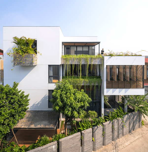 Mảnh đất có diện tích 400 m2 nằm tại tỉnh Phú Thọ có hình dáng hơi xéo tạo thành một hình thang không cân. Thông thường, đây sẽ là bài toán khó cho các kiến trúc sư khi gia chủ mong muốn một không gian cô đọng về hình khối, đồng thời nhiều không gian cho cây xanh và ánh sáng...Ảnh: Archdaily