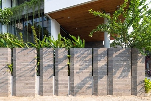 Đặc biệt, ngôi nhà sử dụng đá ong xám - một trong những vật liệu đá tự nhiên có sẵn tại địa phương. Ảnh: Archdaily