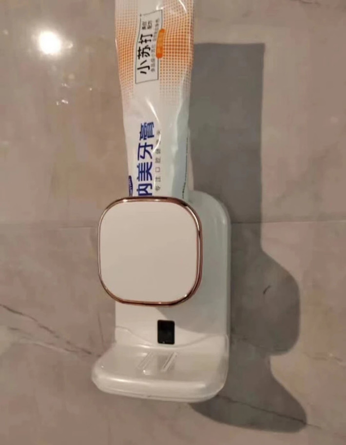 Máy nhả kem đánh răng tự động trông rất xịn nhưng khi dùng phải canh đúng vị trí tới từng milimet, lệch một chút thôi là kem bắn tung tóe khắp nơi. Ảnh: post.smzdm