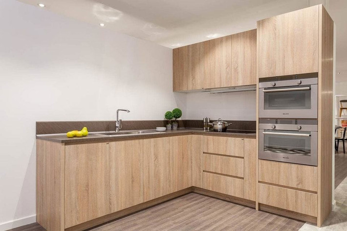 Thay vì tủ treo kín tường, hãy ưu tiên tủ thấp, tủ mở hoặc thiết kế xen kẽ các ngăn hở/kín để dễ quan sát và sử dụng. Với phần trên cùng ít dùng, có thể để đồ dự trữ, đồ theo mùa để nhà cửa gọn gàng hơn. Ảnh: Minh Long Home