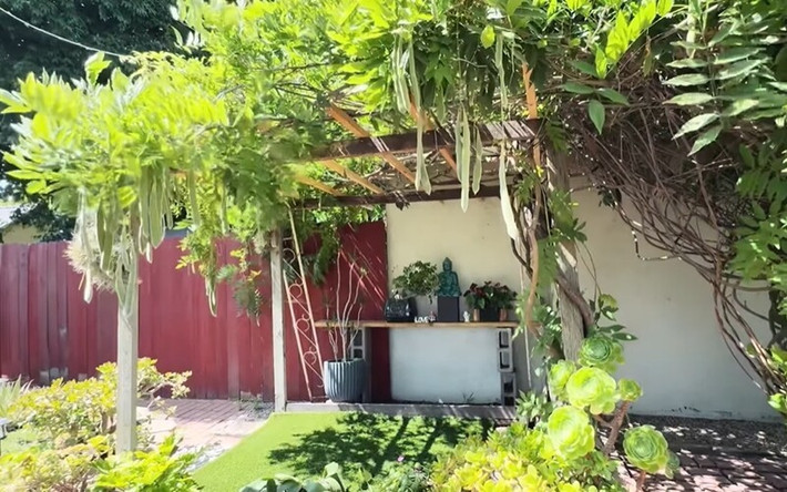 Một góc vườn được decor xinh xắn, có thảm cỏ. Ảnh chụp màn hình