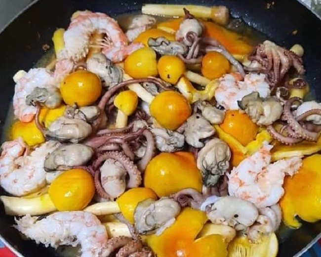 Nấm trứng gà có thể chế biến thành nhiều món ăn như trứng gà xào tỏi, xào hải sản hoặc nấu cháo thịt băm, cháo gà, cháo hến...Ảnh: Facebook