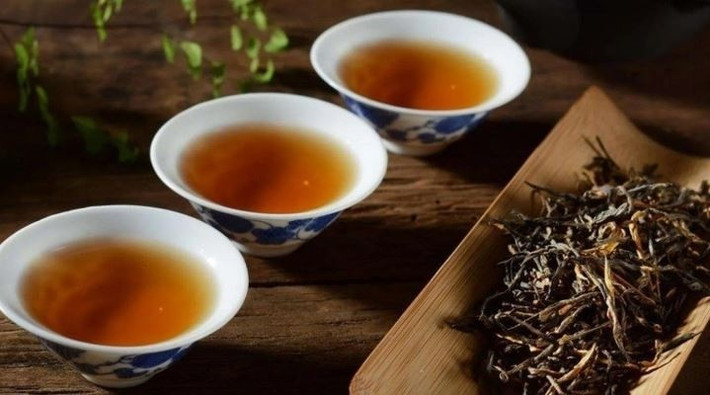 Trà Đại Hồng Bào khô màu đỏ nâu, khi pha, nước có màu vàng cam tươi. Ảnh: Sohu