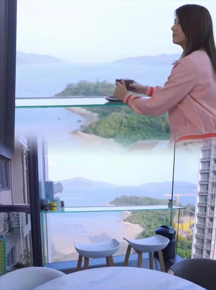 Ngôi nhà không quá rộng nhưng sở hữu view biển lung linh, chỉ cần mở cửa sổ là thấy bãi cát trải dài cùng nắng vàng lộng gió. Ảnh: Toutiao