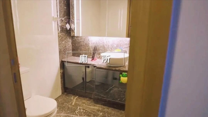 Dù diện tích hạn chế, phòng tắm vẫn được thiết kế hợp lý, hiện đại và đảm bảo khô ráo, sạch sẽ. Ảnh: Toutiao