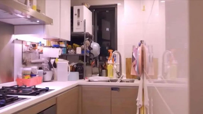 Bếp thiết kế hình chữ L, tận dụng tối đa không gian tường lắp tủ và kệ. Ảnh: Toutiao