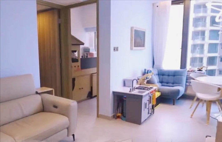 Ghế sofa màu be đặt sát tường giúp không gian thêm nhẹ nhàng, thanh thoát. Ảnh: Toutiao