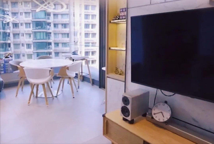 Phòng khách và khu ăn uống được kết nối liền mạch, tạo cảm giác rộng rãi. Ti vi gắn trực tiếp lên tường kèm kệ nổi để tiết kiệm diện tích. Ảnh: Toutiao