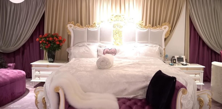 Phòng ngủ của mẹ nữ diễn viên mang phong cách hoàng gia cổ điển với tông vàng, kem chủ đạo và nhấn nhá thêm nhiều sắc tím. Ảnh: chụp màn hình