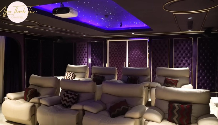 Trong nhà còn có phòng karaoke được trang bị bàn ghế êm ái, máy chiếu, dàn âm thanh, tủ lạnh... Ảnh chụp màn hình