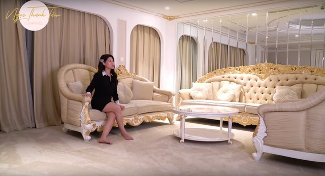 Phòng khách rộng rãi, sang trọng và lấp lánh ánh vàng. Ảnh chụp màn hình