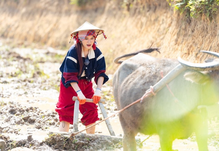 Mới đây, tiểu thư "nhà giàu" Ngọc Thanh Tâm thu hút sự chú ý của khán giả khi hóa thân thành cô gái lam lũ trong Gia Đình Haha - chương trình thực tế gây sốt cõi mạng. Ảnh: Baophunu