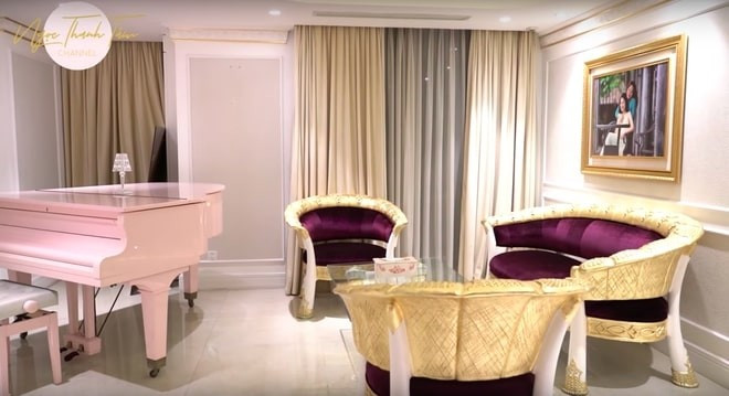 Căn hộ mang đậm dấu ấn cá nhân, được thiết kế theo phong cách hoàng gia, nhìn đâu cũng thấy vàng. Ảnh chụp màn hình