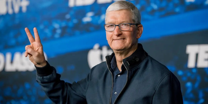 Trong khi đó, CEO Apple Tim Cook dậy sớm từ 4 đến 5 giờ và dành giờ đầu tiên cho việc kiểm tra, duyệt email. Ảnh: BI