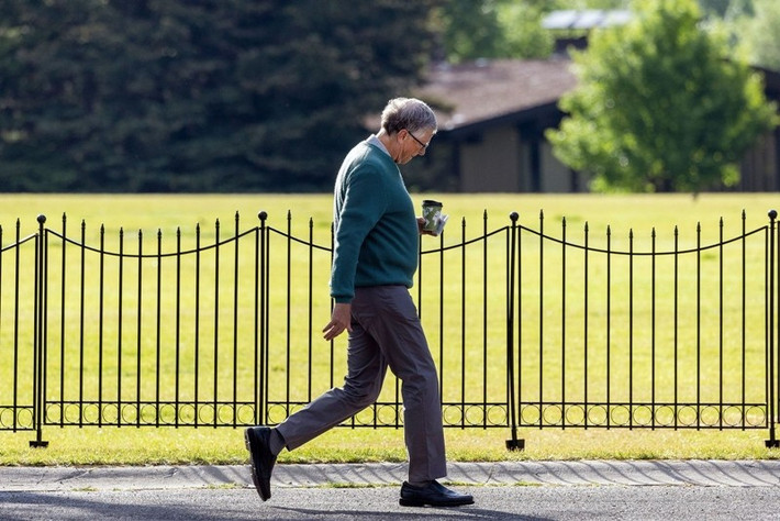 Sleepypeople.com cho biết, Bill Gates dành một giờ trên máy chạy bộ để tập thể dục, đồng thời xem video hướng dẫn của Teaching Company trong khi tập. Ảnh: GQ India
