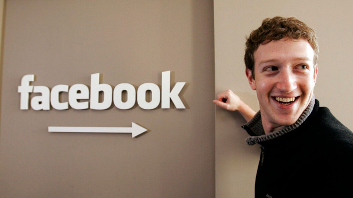 Trả lời trên Facebook Live, tỷ phú công nghệ Mark Zuckerberg cho biết thường thức dậy lúc 8 giờ sáng và ngay lập tức kiểm tra Facebook, Facebook Messenger và WhatsApp trên điện thoại. Ảnh: Sky News
