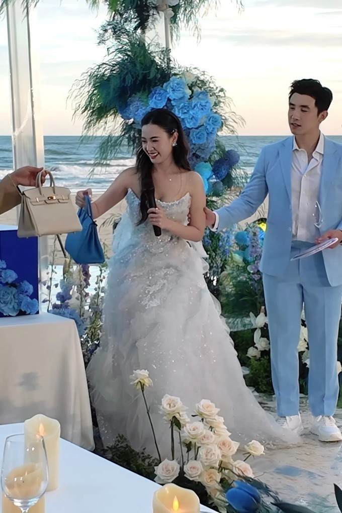 Đáng chú ý, trong bữa tiệc, ông xã Minh Đạt tạo bất ngờ cho Midu khi tặng cô món quà đắt tiền là hai chiếc túi Hermes Birkin với 2 màu khác nhau. Ảnh chụp màn hình