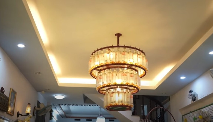 Chiếc đèn chùm độc lạ làm từ hàng chục chiếc chai thủy tinh. Ảnh: Độc lạ Bình Dương