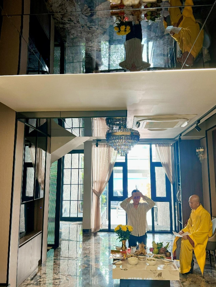 Nhà gồm 1 tầng hầm, tầng trệt và 5 lầu, mang phong cách hiện đại. Diện tích khoảng 100m2, tổng diện tích sử dụng khoảng 600m2. Ảnh: FBNV