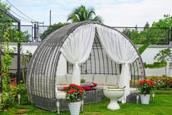 Bộ bàn ghế mái vòm là không gian nghỉ ngơi, thư giãn của gia đình. Ảnh: FBNV