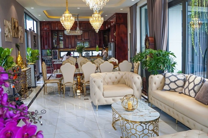 Phòng khách kết hợp bếp vừa là nơi đón tiếp bạn bè, đối tác vừa là không gian sinh hoạt chung của gia đình. Ảnh: FBNV
