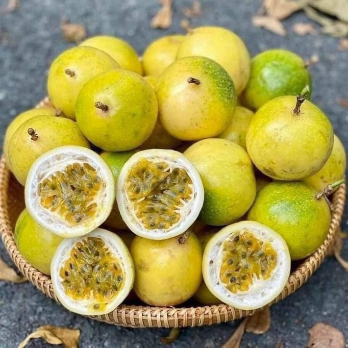 Chị Duyên (chuyên bán hoa quả tại Hà Nội) cho biết, giá chanh leo vàng năm nay rẻ hơn mọi năm nên rất hút khách. Có ngày chị Duyên lấy về gần 1 tạ cũng hết veo. Ảnh: Facebook