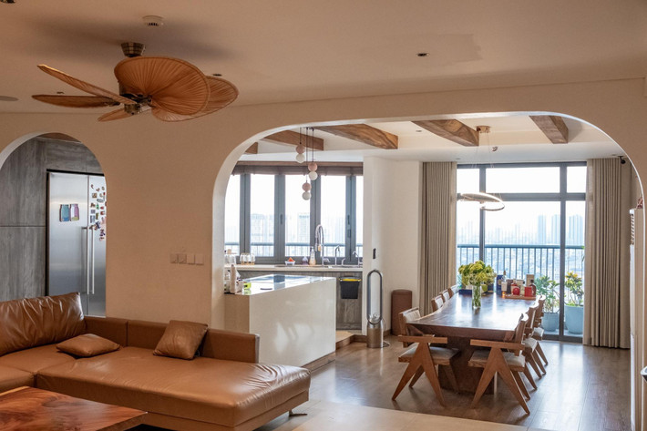 Nữ nghệ sĩ chọn phong cách Wabi Sabi, đề cao sự tối giản và ưu tiên những không gian sinh hoạt chung vì là nơi các thành viên dành nhiều thời gian nhất cùng nhau. Ảnh: House n Home