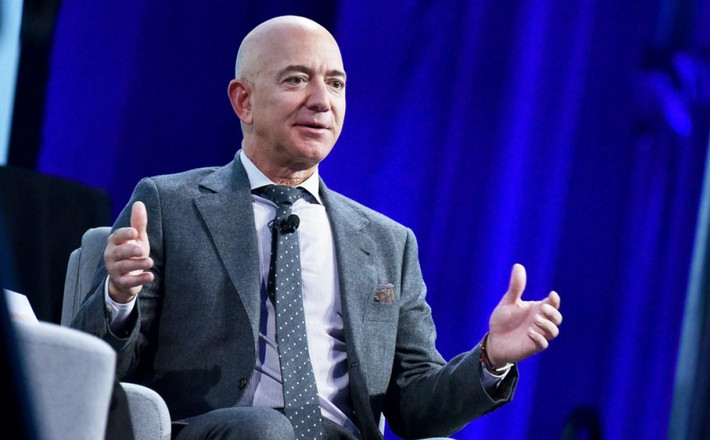 Bên cạnh những bữa tiệc xa hoa trên du thuyền, tỷ phú Jeff Bezos vẫn có những khoản chi tiêu bình dân. Ảnh: BI